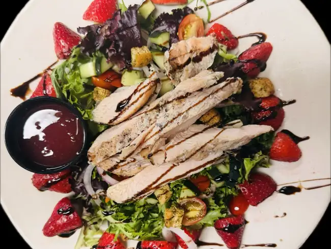 STRAWBERRY GRILLED CHICKEN SALAD
